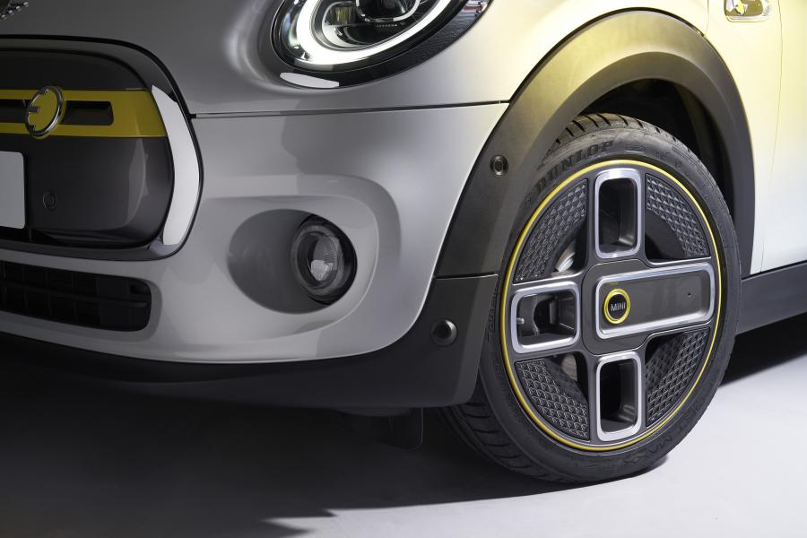 Детали экстерьера Mini Cooper SE (F56) 2019 года  (WW) (фото 79 из 132)